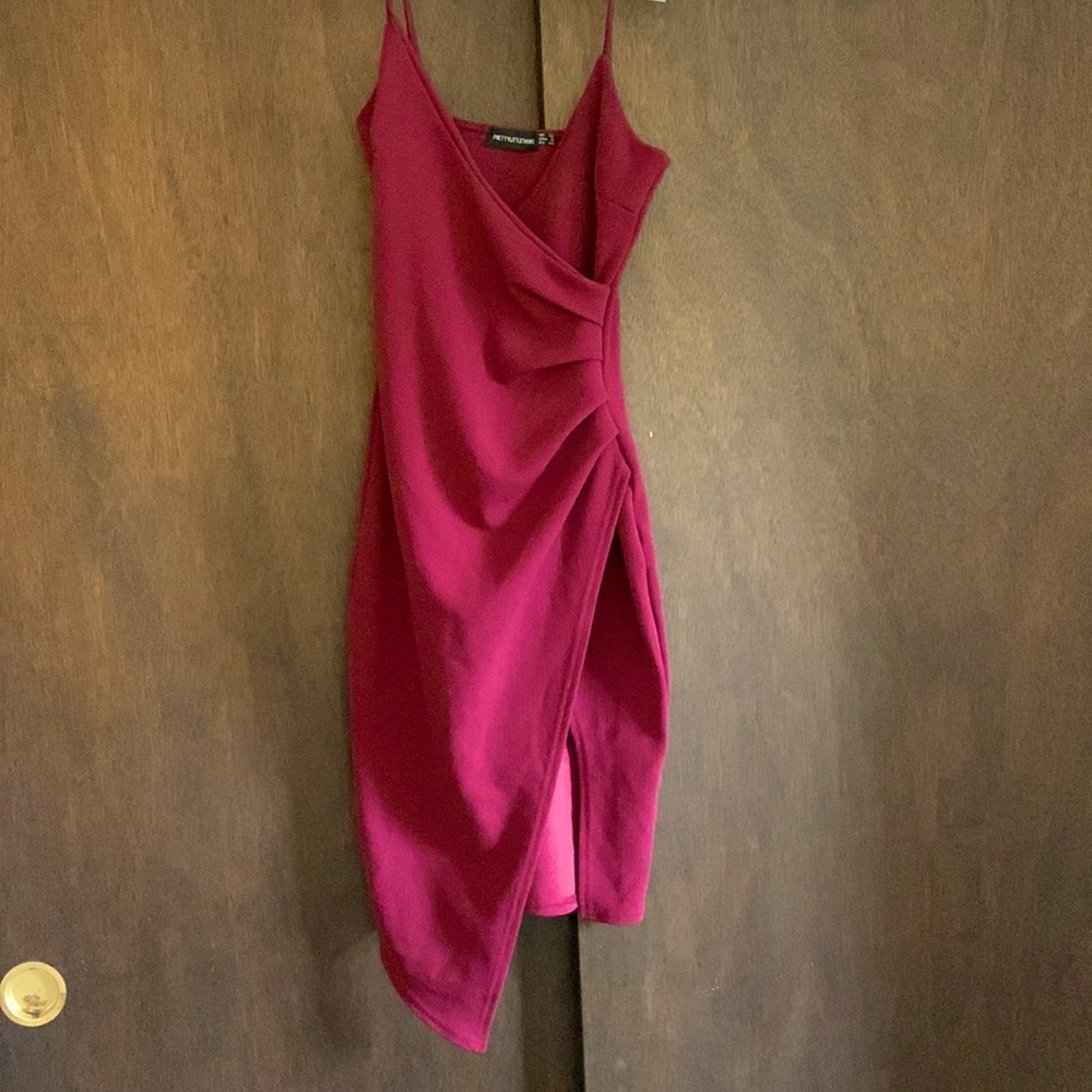 Pretty Little Thing size 6 maroon mini dress asymmetrical slit